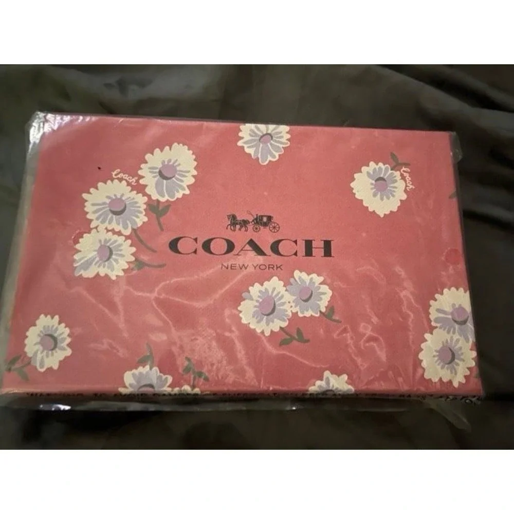 NWT COACH Boxed Corner Zip Wristlet With Daisy Print NEW